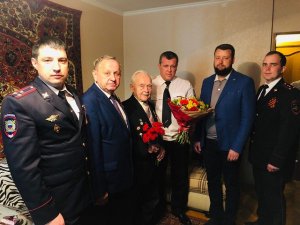 Сотрудники полиции Северного округа столицы поздравили 96-летнего ветерана с Днем Победы