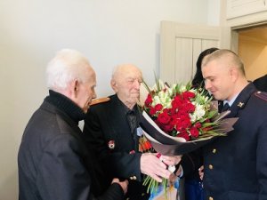 Сотрудники полиции Северного округа поздравили ветерана с 90-летием