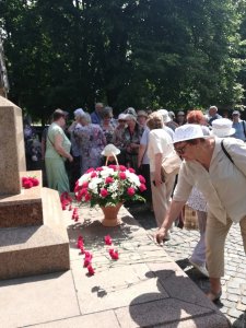 Возложение цветов к памятнику всем погибшим за Отечество приуроченное дню памяти и скорби