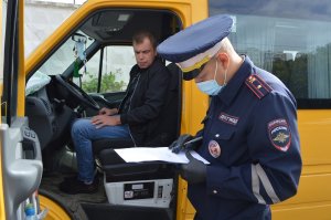 Сотрудники Госавтоинспекции Северного округа проводят проверку школьных автобусов