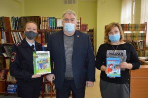 Представитель Общественного совета при УВД по САО совместно с сотрудниками Госавтоинспекции посетили школьную библиотеку