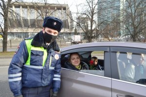 Госавтоинспекция севера Москвы вместе со школьниками поздравила женщин-автомобилистов с Днем матери