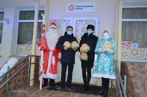 В рамках акции «Полицейский Дед Мороз» полицейские севера Москвы поздравили детей с наступающим Новым годом