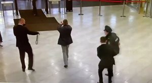 В Москве участковый уполномоченный полиции задержал вооруженного хулигана