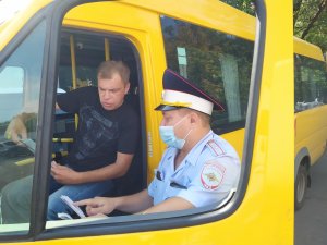 Сотрудники Госавтоинспекции Северного округа проверяют безопасность школьных автобусов