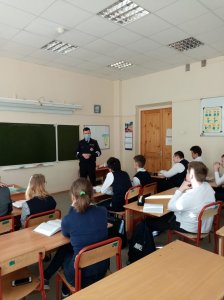 Сотрудники Госавтоиспекции провели профилактические беседы в школе на севере Москвы
