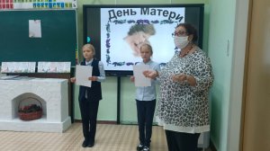Сотрудники ГИБДД Северного округа Москвы вместе с детьми изготовили полезные подарки ко Дню матери