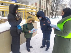 Сотрудники ГИБДД Севера столицы приняли участие в «Зимнем родительском патруле» 