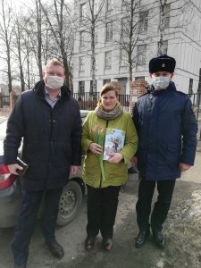 В рамках акции «Цветы для автоледи» госавтоинспекторы севера Москвы поздравили женщин-водителей с праздником 