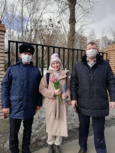 В рамках акции «Цветы для автоледи» госавтоинспекторы севера Москвы поздравили женщин-водителей с праздником 