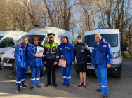 Сотрудники Госавтоинспекции Северного округа Москвы поздравили медиков с Днем работника скорой медицинской помощи 
