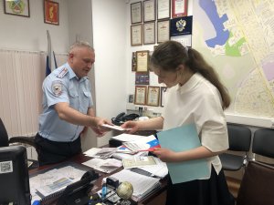 В преддверии Дня России в Северном округе Москвы полицейские торжественно вручили паспорта юным гражданам 