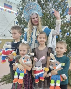 На севере Москвы Полицейский Дед Мороз и Снегурочка поздравили детей с наступающим Новым годом 