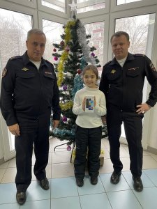Сотрудники полиции севера столицы исполнили мечту детей в рамках благотворительной акции «Елка желаний»