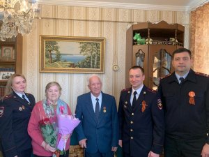 В День празднования годовщины Великой Победы руководство УВД севера Москвы поздравило ветерана войны с праздником